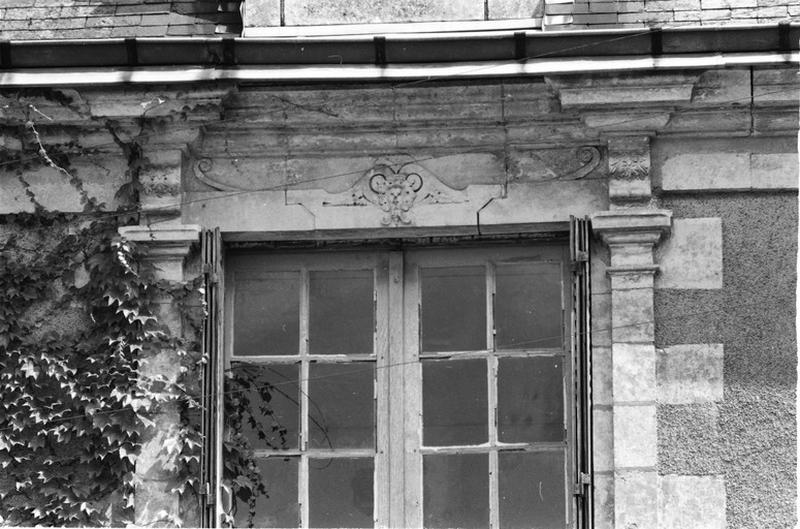 Détail de linteau sur fenêtre au centre de la façade.