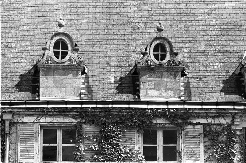 Lucarnes et oculus sur pignon gauche de la façade postérieure.