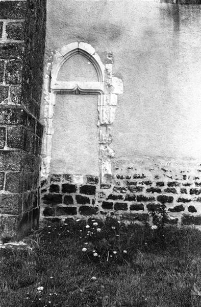 Façade sud, mur de la nef, baie murée.