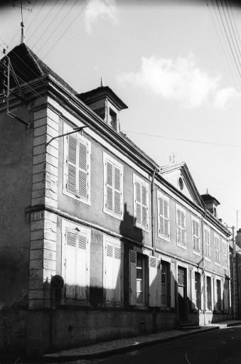 Façade antérieure sur rue, vue d'ensemble.