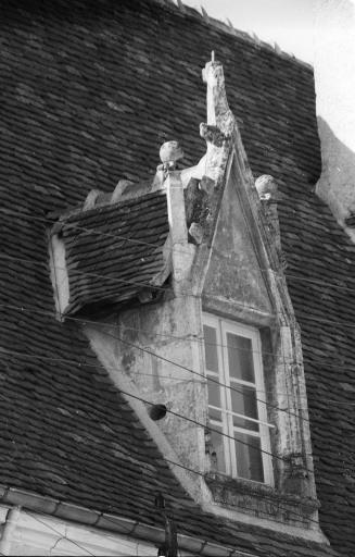 Sur la façade rue Basse du Mouhet, détail d'une lucarne 15e siècle.