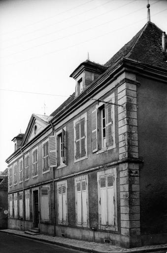 Façade antérieure sur rue, vue d'ensemble.