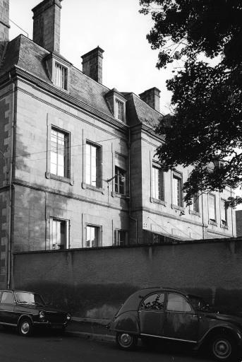 Corps de bâtiment 19e siècle, vue prise de la rue George Sand.