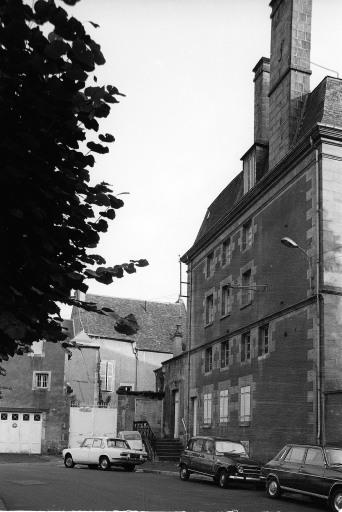 Corps de bâtiment 19e siècle, vue prise de la rue George Sand.