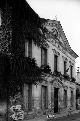 Façade antérieure sur la place de la Mairie.