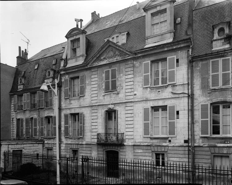 Façade antérieure sur rue : corps de logis principal et aile est.