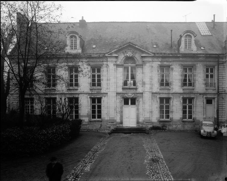 Façade antérieure sur cour : vue d'ensemble.