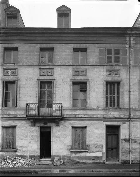 3/5 place François Sicard, premier îlot nord : façade antérieure sur la place.