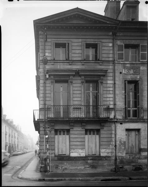 7 place François Sicard/rue Emile zola, premier îlot nord non ravalé.