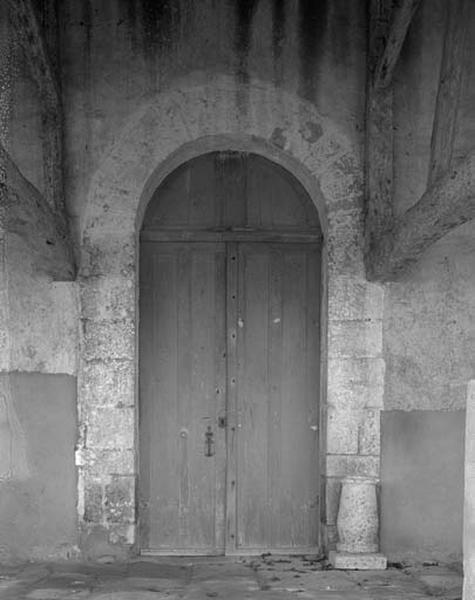 Façade occidentale : porte sous le porche.