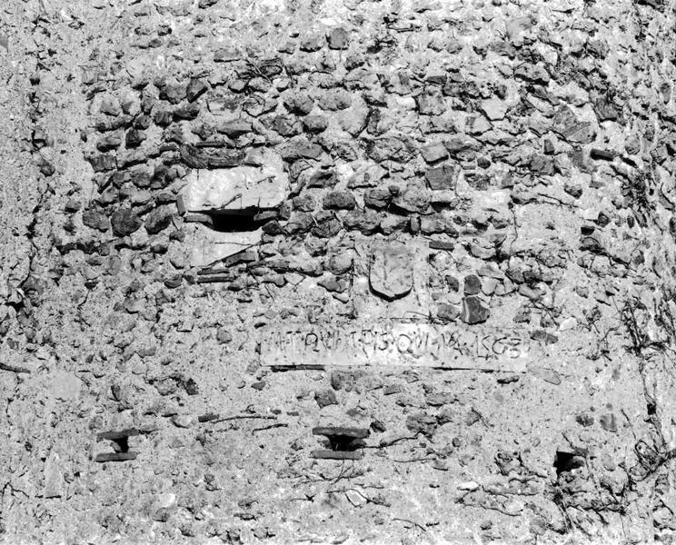 Tour d'angle nord-Est : bouche à feu, inscription, blason et meurtrières.