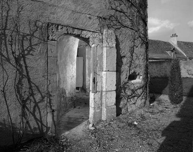Passage d'entrée, porte d'accès à la tour nord, rez-de-chaussée.