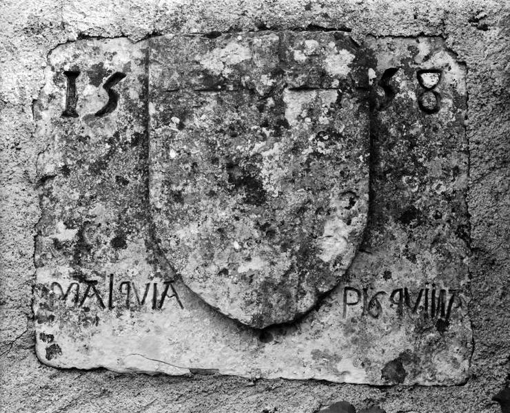 Mur de clôture Est, détail et inscription, vue prise de l'ouest.
