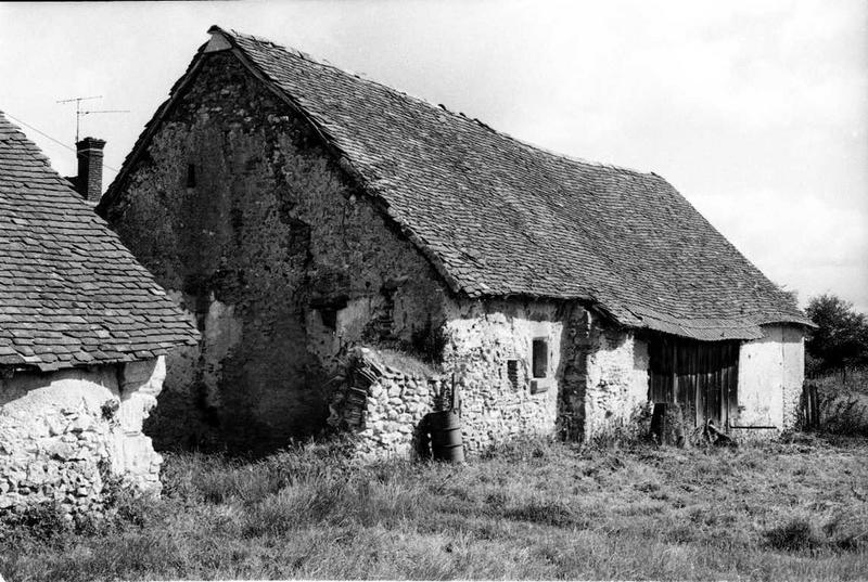 Vue d'ensemble de la grange ; façade nord et pignon Est.