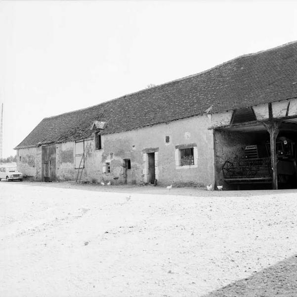 Vue d'ensemble du hangar agricole.