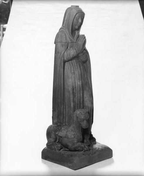 Statue (demi-nature) : sainte Marthe