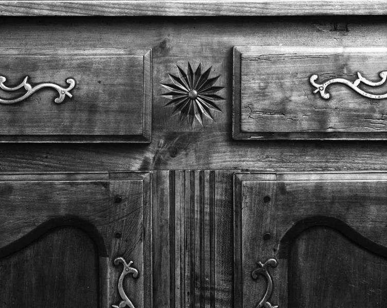 Façade : décor de la traverse supérieure.