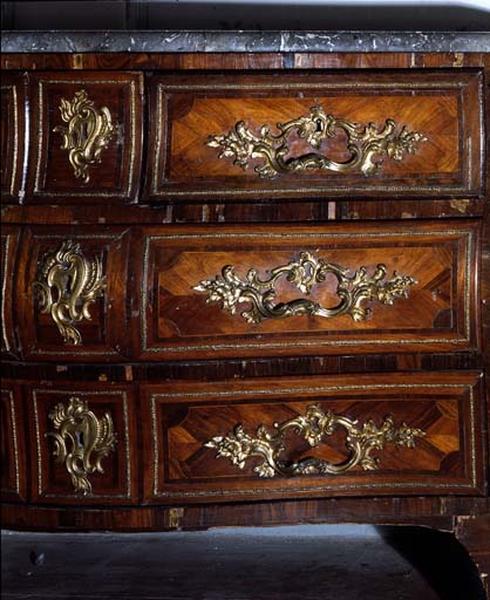 Détail ; placage de bois, bronze ciselé et doré.