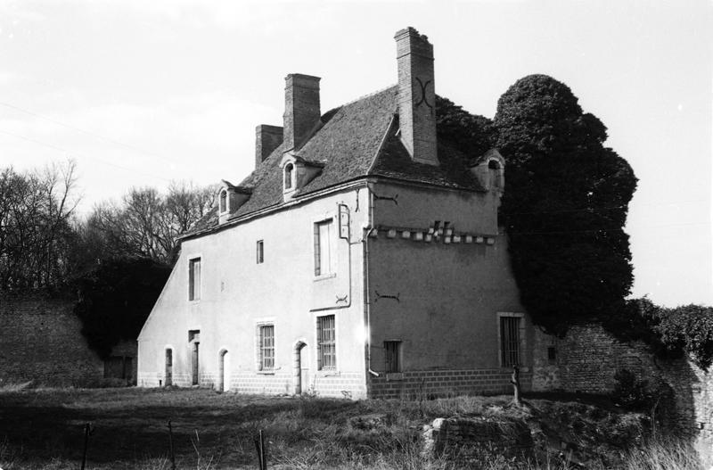 Vue de volume prise de la cour : le logis avant restauration.