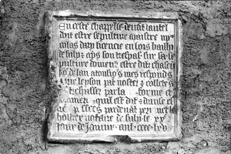 Inscription : désigne l'emplacement destiné à la sépulture de Nicolas Dary, bailly de Sully, et rappelant une fondation de messes par lui faite en 1465.