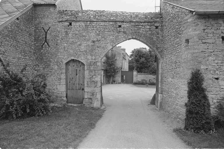 Portail d'entrée à porte piétonne et charretière, vue de l'extérieur.