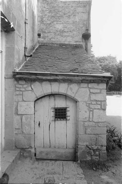Vue d'ensemble de la porte d'entrée de la cave.
