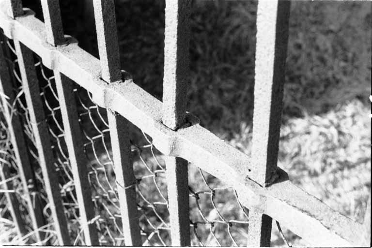 Détail d'assemblage de la grille du portail.