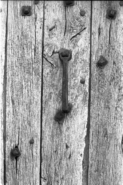 Détail du marteau et clous forgés de la porte piétonne nord-ouest.