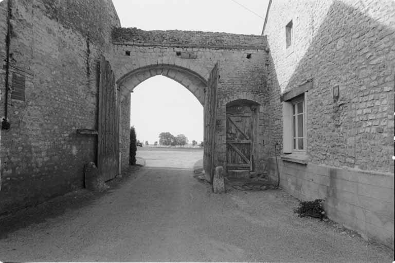 Portail d'entrée à porte piétonne et charretière, vue de l'intérieur.