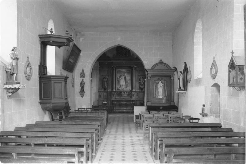 Vue axiale de la nef vers le choeur.