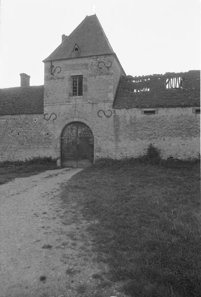 Sur la partie centrale de la façade principale, vue d'ensemble du châtelet d'entrée et son portail.