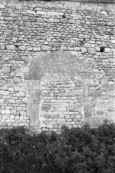 Sur la façade principale est, vue d'ensemble de la porte murée.