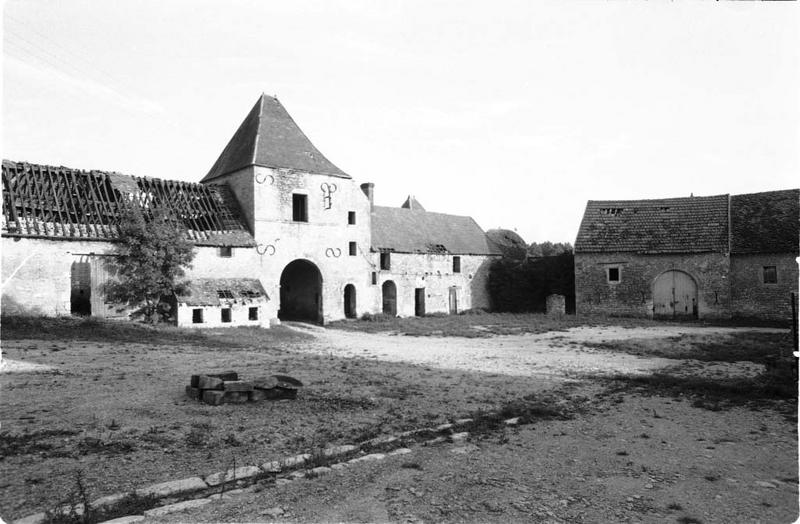 Façade sur cour, vue d'ensemble du châtelet d'entrée et son portail.