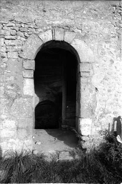 Façade sur cour du châtelet d'entrée, porte d'accès aux étages et à la cave.