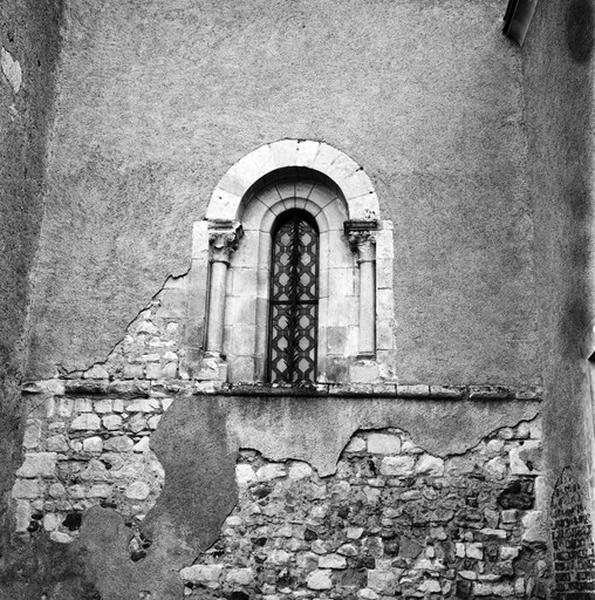 Façade sud du choeur, détail d'une baie.