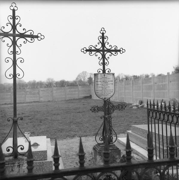 Deuxième croix funéraire de fer forgé portant l'inscription et la date 'ICI REPOSE EN ATTENDANT LA RESURRECTION GLORIEUSE LE CORPS DE SOLANGE VIRGINIE FOUCHER Vve LAFORGE DECEDEE DANS LA PAIX DU SEIGNEUR LE 8 7bre 1880 A L'AGE DE 81 ANS...'