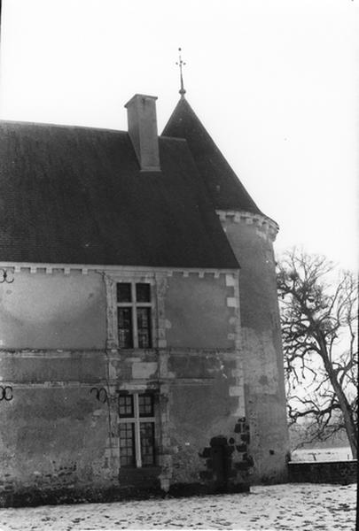 Façade sud-ouest avec tour d'angle S-O.