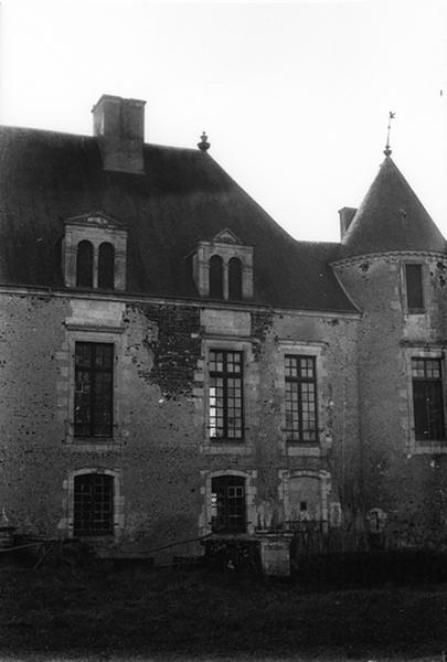 Façade nord côté jardin à la française. Partie droite.