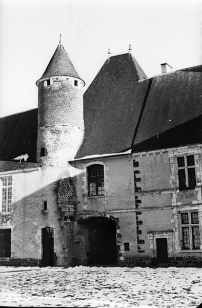 Donjon, côté cour.