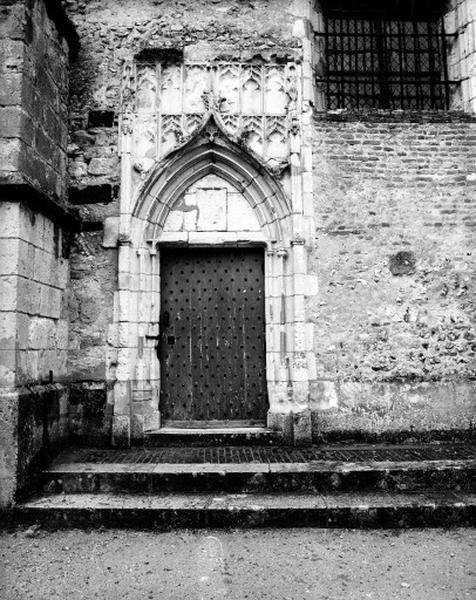 Vue d'ensemble du portail sur la façade sud.