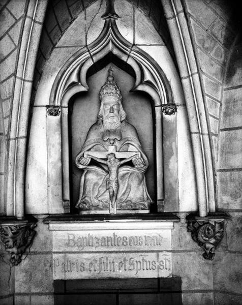 Dans une niche de la chapelle des Fonts Baptismaux, Dieu le Père, vue de face.