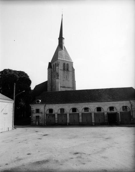 Vue d'ensemble de l'église et des communs du château.