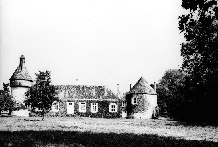 Façade sur parc du premier logis 17e siècle et la tour 15e siècle, vue prise de l'ouest.