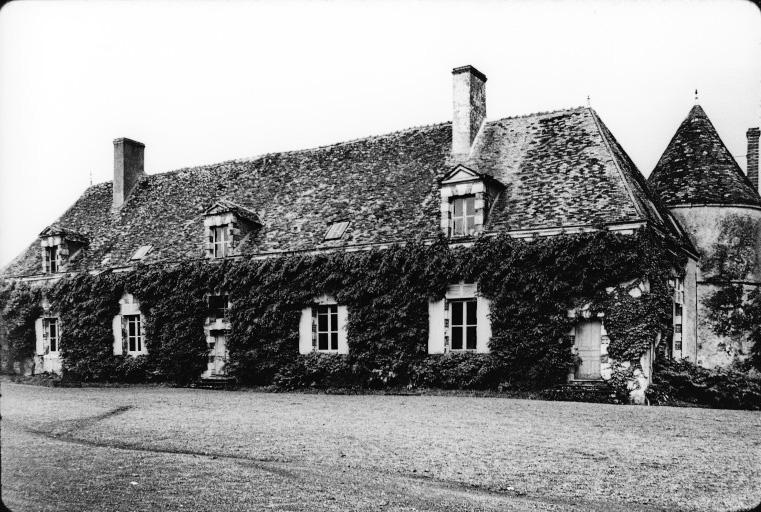 Façade sur cour du deuxième logis 17e siècle, vue prise de l'ouest.