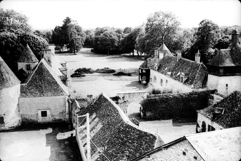 Vue d'ensemble prise du clocher de l'église.