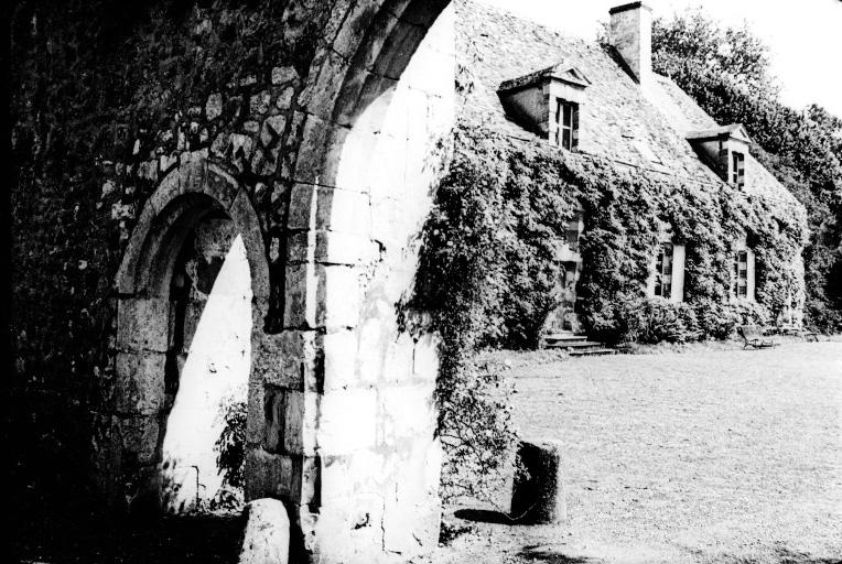Façade sur cour du deuxième logis 17e siècle, vue prise du portail nord.
