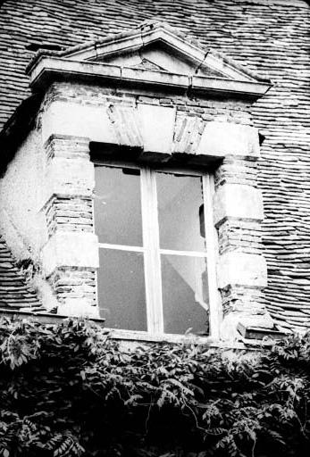 Façade sur cour du deuxième logis 17e siècle, détail lucarne, vue prise de l'ouest.