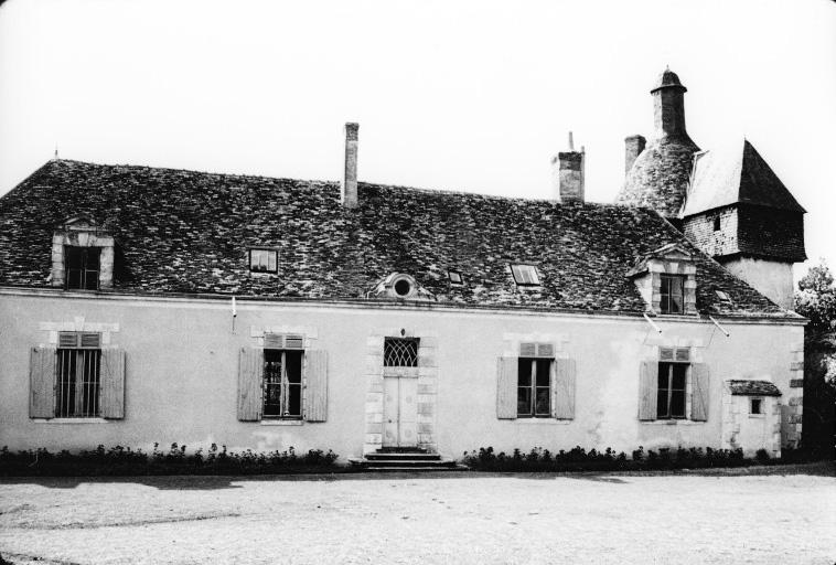 Partie centrale du premier logis 17e siècle, vue prise de l'Est.