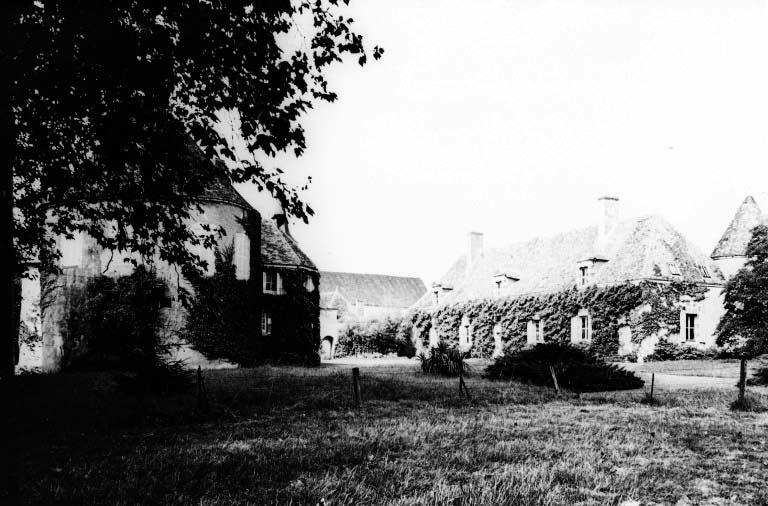 Façade sur cour du deuxième logis 17e siècle, vue prise de l'ouest.