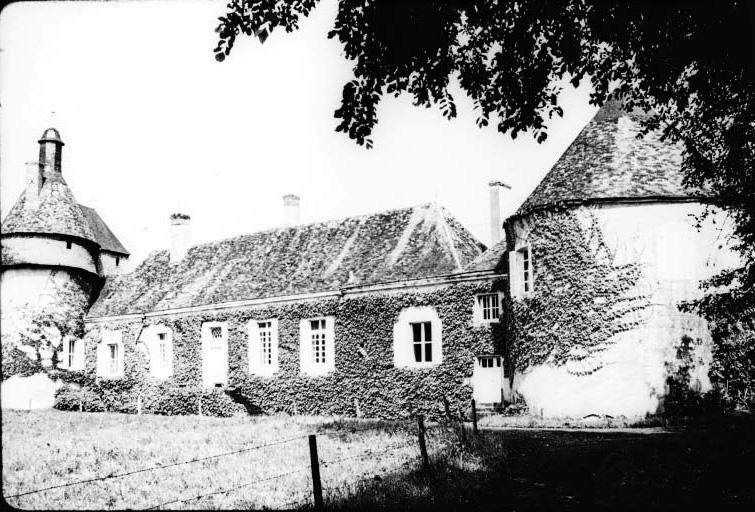 Façade sur parc du premier logis 17e siècle et la tour 15e siècle, vue prise de l'ouest.